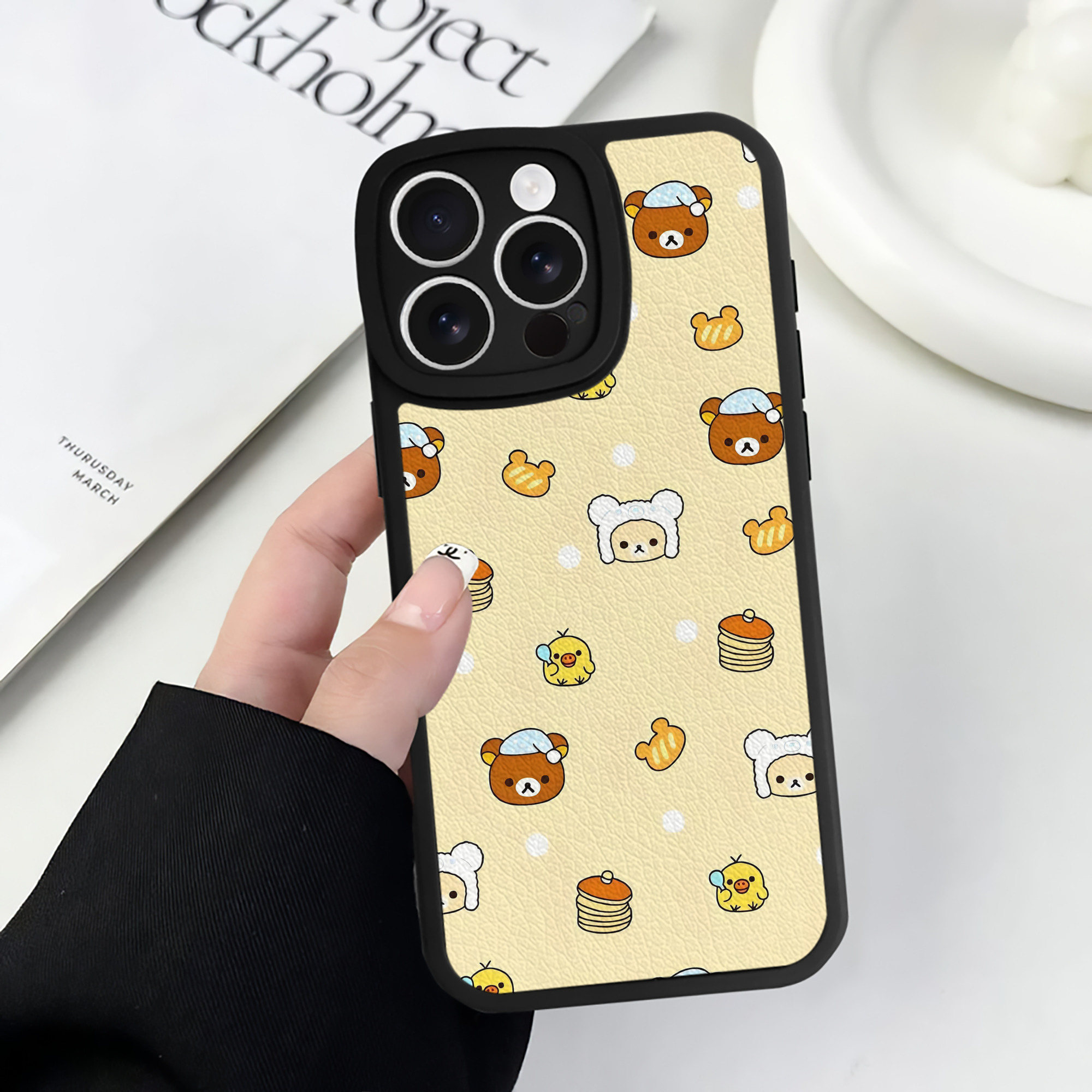 （画像用） リラックマ リラックマ キイロイトリ Rilakkuma Korilakkuma Kiiroitori 【iPhone 16シリーズ対応】シリコンスマホケース（レザー調） 材質：シリコン